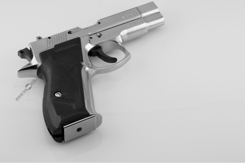 01. Пистолет «Форт-12Р» в никелированном исполнении. 01. Пистолет «Форт-12Р» в никелированном исполнении.
