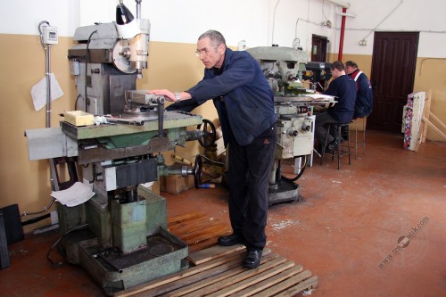 01. Слесарь-инструментальщик Курдюмов Е.В. за работой.