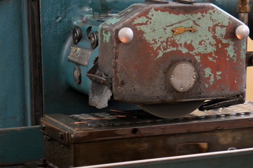 02. Плоскошлифовальный станок обрабатывает спусковые крючки.