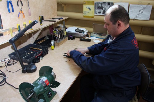 03. Процесс установки барабана в револьверы. Козинец Д.В. за работой.