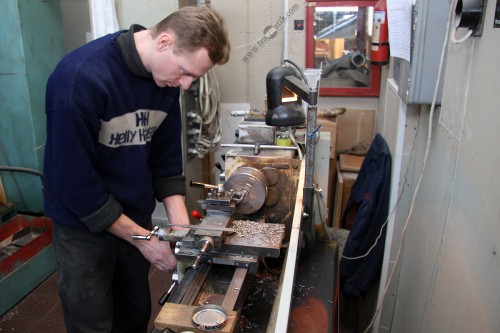 05. Токарь Беленков С.А., по совместительству оператор ЧПУ, за работой. Пока ЧПУ выполняет программу, он вытачивает детали.