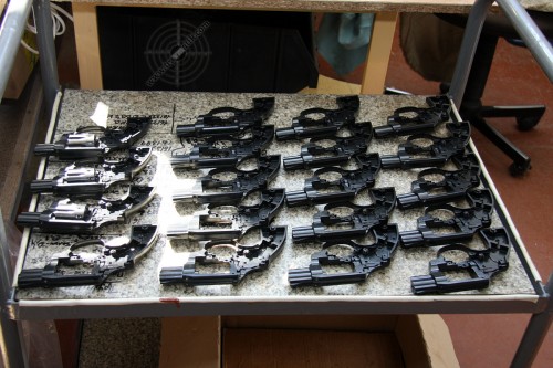 06. Револьверы под патрон Флобера на этапе установки барабанов.