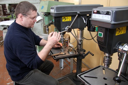 07. Слесарь Кубрак И.Г. за сверлильным станком. 