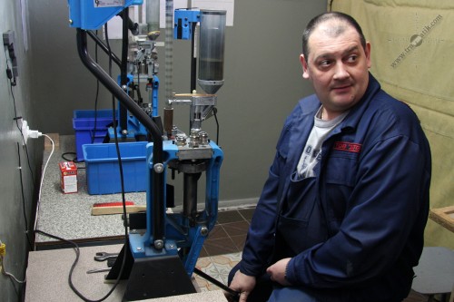 09. Козинец Д.В. за работой. Изготовление патронов.