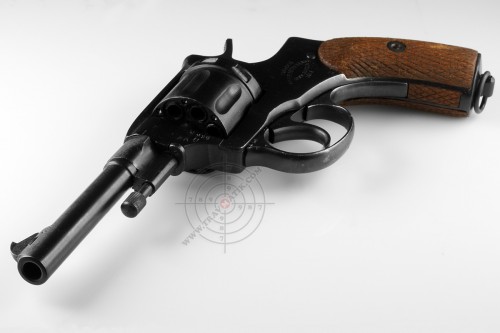 01. Травматический револьвер «Комбриг» на базе «Нагана» 1918 года выпуска.