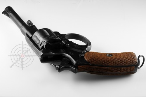 03. Травматический револьвер «Комбриг» на базе «Нагана» 1918 года выпуска.