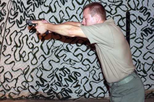 5. При выносе с закрытыми глазами, оружие направлено строго в цель.