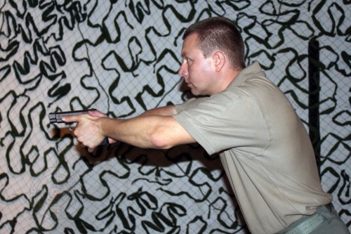 1. При выносе с закрытыми глазами, оружие направлено строго в цель.