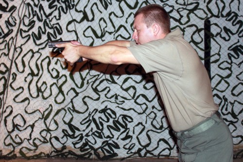 2. При с выносе закрытыми глазами необходимо чувствовать горизонтальное положение прицельного приспособления