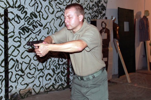 4. При выносе с закрытыми глазами, оружие направлено строго в цель.